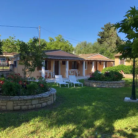 Ξενοδοχείο με διαμερίσματα Alexandra's And *